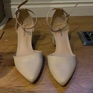 Suede cream coloured pointed-toe heels